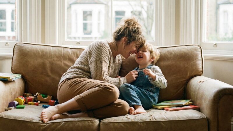 夜勤で親も子どももストレスを感じるからこそ、一緒に過ごせる限られた時間が尊く、お互いを大切に想い合えるという親子の絆を描いたイラスト